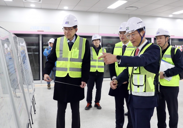 국가철도공단 이성해 이사장(오른쪽 두 번째)이 지난 19일 GTX-A(수서~동탄)의 수서역 현장점검을 하고 있다.(제공 철도공단)