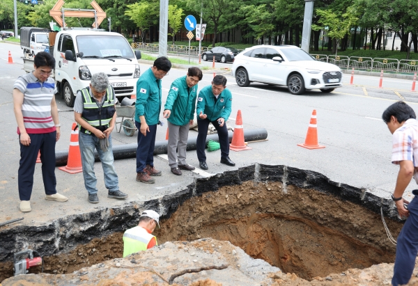 고양특례시의회 김운남 의장은 일산서구 대화동 대화중학교 정문 앞에 발생한 땅꺼짐 현장을 긴급 방문한 가운데 조속한 복구를 당부했다.(=이미지 제공 시의회)