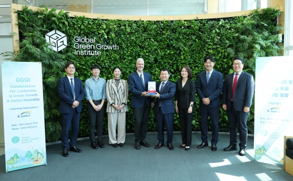 한국수자원공사는 지난 28일 ‘글로벌녹색성장기구(Global Green Growth Institute)’로부터 ‘글로벌 녹색성장 및 탄소중립 달성 기여 우수기관 공로 표창’을 수상했다. 사진 가운데 오른쪽부터 윤석대 한국수자원공사 사장, 프랭크 라이스베르만(Frank Rijsberman) GGGI 사무총장 (사진=한국수자원공사)