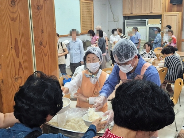 이은재 전문건설공제조합 이사장이 지난 3일 봉은사를 찾아 배식 봉사를 하고 있다.(사진=전문건설공제조합)